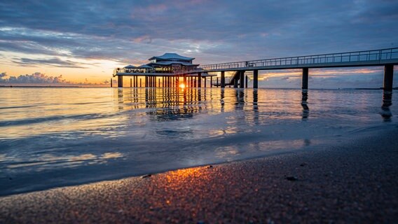 Sonnenaufgang hinter dem Teehaus in Timmendorfer Strand. © Thomas Burzynski Foto: Thomas Burzynski
