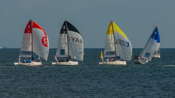 Mehrere Segelboote bei der Travemünder Woche während einer Wettfahrt auf der Ostsee. © Lothar Wulf Foto: Lothar Wulf