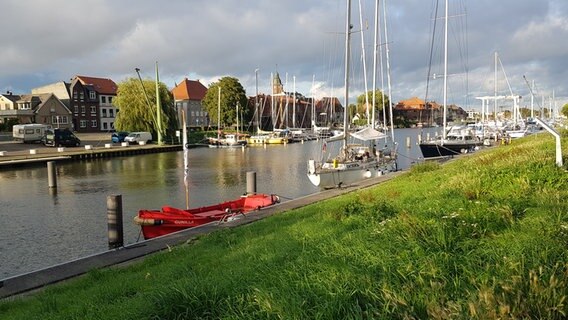 Boote liegen im Wasser, im Hintergrund ist eine Häuserzeile zu sehen. © Ingrid Schmidt Foto: Ingrid Schmidt
