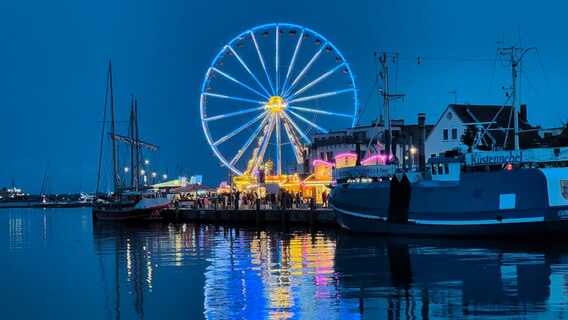 Hell beleuchtete Fahrgeschäfte und Jahrmarktsbuden stehen am Eckernförder Hafen. © Katrin Heise Foto: Katrin Heise