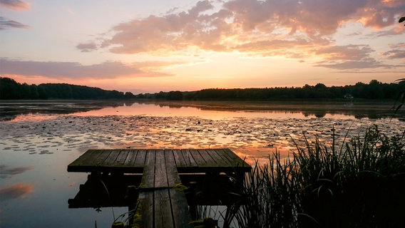 Sonnenaufgang über einem See mit Reflexion im Wasser. © Birte Schneck Foto: Birte Schneck