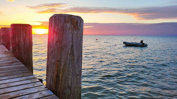 Sonnenuntergang über dem Meer von einem Holzsteg aus. © Julius Horstmann Foto: Julius Horstmann