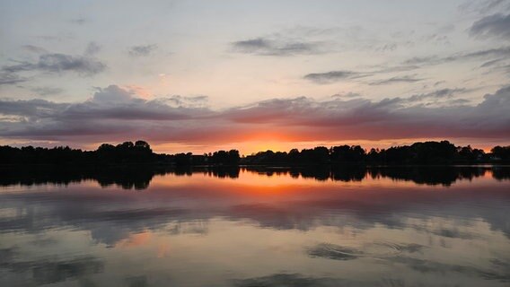 Roter Sonnenuntergang über dem Fockbecker See. © Stephan Andersen Foto: Stephan Andersen