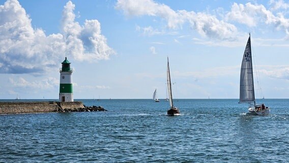 Segelboote sind auf der Ostsee unterwegs nahe der Lotseninsel Schleimünde. © Tatjana Noack Foto: Tatjana Noack