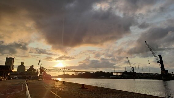Sonnenaufgang an der Rendsburger Hochbrücke. © Marita Volkmann Foto: Marita Volkmann