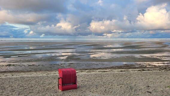 Roter Strandkorb am Strand. © Gaby Meise Foto: Gaby Meise