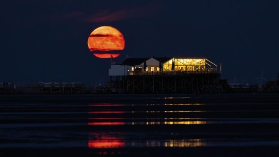 Mondaufgang über Seebrücke. © Mario Urso Foto: Mario Urso