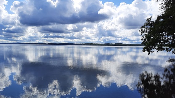 See mit reflektierenden Wolken auf dem Wasser. © Nena Krüger Foto: Nena Krüger
