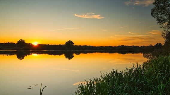 Sonnenuntergang über dem Fluss "Haaler-Au". © Ralf Horstmann Foto: Ralf Horstmann