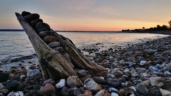 Sonnenuntergang am Steinstrand. © Christian Saljé Foto: Christian Saljé