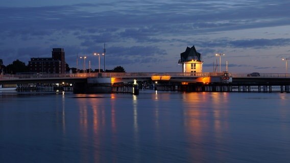 Die beleuchtete Kappelner Brücke vor Sonnenaufgang. © Heike Greggersen Foto: Heike Greggersen