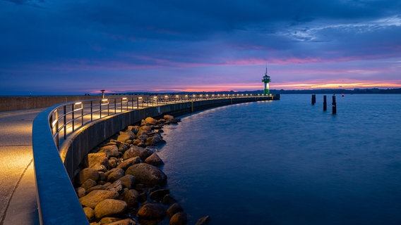 Sonnenaufgang über Travemünde bei bewölktem Himmel. © Michael Adelhardt Foto: Michael Adelhardt