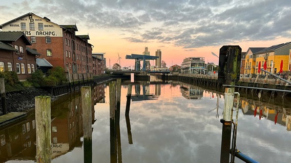 Ein Sonnenaufgang am Husumer Hafen. © Steffen Kröger Foto: Steffen Kröger