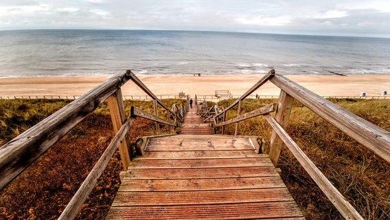 Die Stufen der Himmelsleiter auf Sylt mit Blick auf den Strand und die Nordsee. © Catarina Hey Foto: Catarina Hey