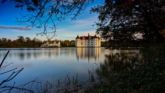 Das Schloss in Glücksburg unter klarem Himmel vom Ufer aus fotografiert. © Stefan Nickstadt Foto: Stefan Nickstadt