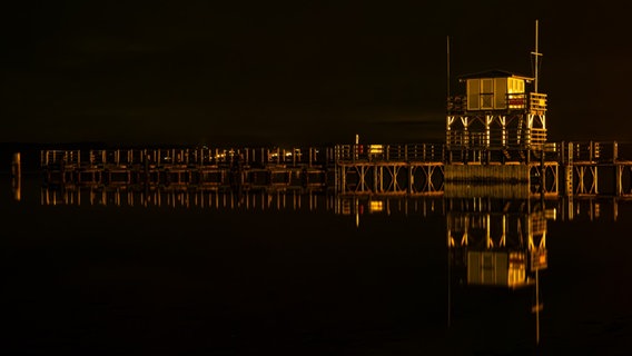 Die Seebrücke in Glücksburg an der Ostsee bei Sonnenuntergang und Windstille. © Gesine Schönborn Foto: Gesine Schönborn
