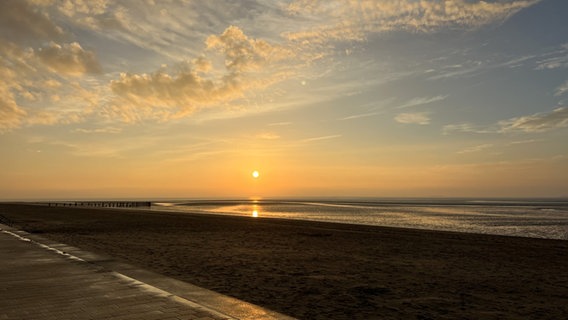 Sonnenaufgang am Strand. © Steffi Potthoff-Sewing Foto: Steffi Potthoff-Sewing