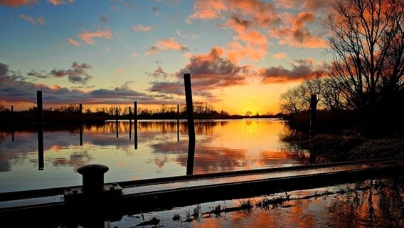 Sonnenuntergang am Haseldorfer Hafen. © Lina Hinsch Foto: Lina Hinsch