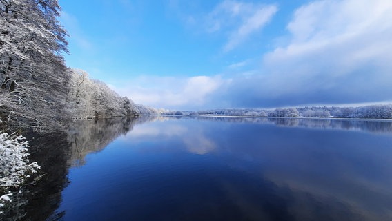 Ein See im Wald bei Schnee und blauem Himmel. ©  Inken Arp Foto:  Inken Arp