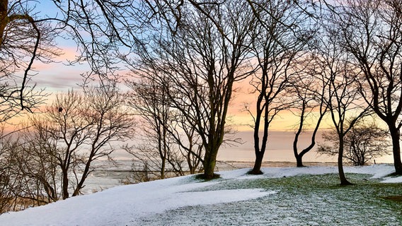 Der Sonnenaufgang über dem Wattenmeer bei Keitum auf Sylt im Winter. © Cornelia Göricke-Penquitt Foto: Cornelia Göricke-Penquitt