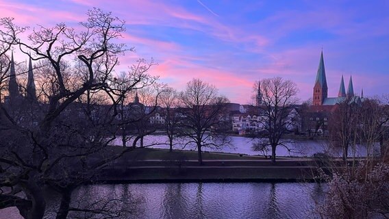 Der Elbe-Lübeck-Kanal mit Blick auf die Kirchentürmen von Lübeck im Hintergrund. © Julien Deecke Foto: Julien Deecke