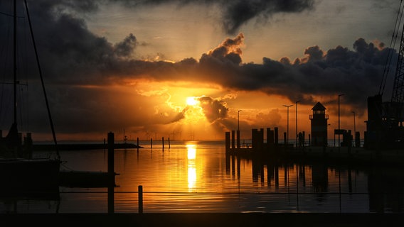 Sonnenaufgang über der Nordsee mit Blick auf den Wyker Hafen. © Ingke Strauß Foto: Ingke Strauß