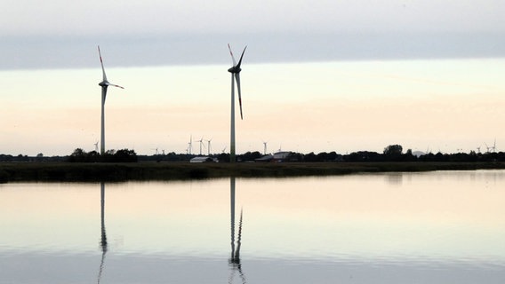 Windräder spiegeln sich an der Wasseroberfläche eines Sees. © Cordula Sönnichsen Foto: Cordula Sönnichsen