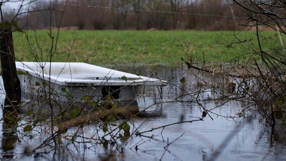 Eine gefüllte Tränke steht in Horst (Kreis Steinburg) unter Wasser. © Inka Semmelhaack Foto: Inka Semmelhaack