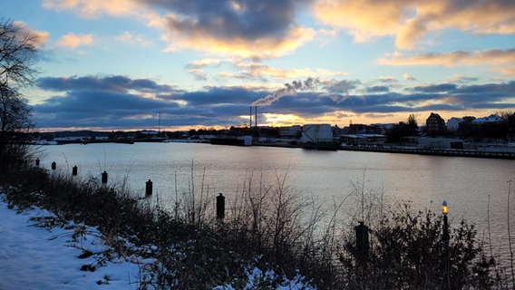 Sonnenaufgang über Kiel mit blick auf den Nord-Ostsee Kanal. © Iris Jacobsen Foto: Iris Jacobsen