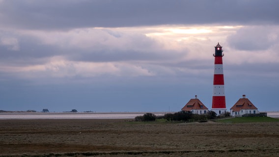 Grauer Himmel über dem Leuchtturm Westerhever. © Wenke Stahlbock Foto: Wenke Stahlbock