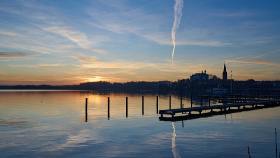 Sonnenuntergang über dem Großen Plöner See mit dem Plöner Schloss im Hintergrund. © Werner Wegner Foto: Werner Wegner