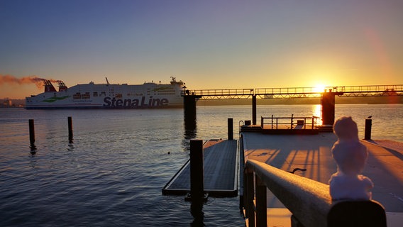 Ein kleiner Schneemann an der Kielline bei Sonnenaufgang. © Christiane Meister Foto: Christiane Meister