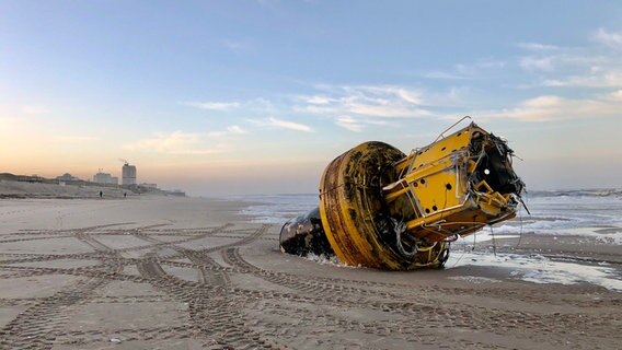 Eine große, beschädigte Boje liegt am Strand von Sylt. © Cornelia Göricke-Penquitt Foto: Cornelia Göricke-Penquitt