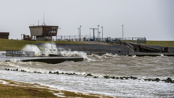 Wellen schwappen in Meldorf gegen die Hafenanlagen. © Mike Mohr Foto: Mike Mohr