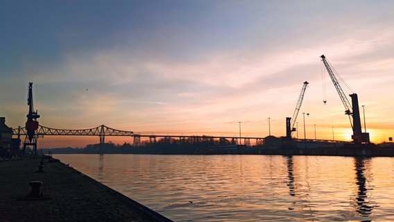Sonnenaufgang über dem Rendsburger Hafen mit der Hochbrücke im Hintergrund. © Carmen Hehlert Foto: Carmen Hehlert