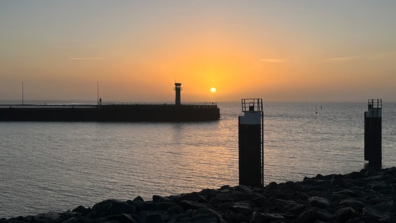 Sonnenaufgang an der Mole von Büsum. © Daniela Hansen Foto: Daniela Hansen