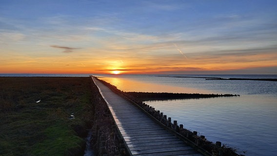 Sonnenuntergang über der Nordsee. © Monika Wagenfuehr Foto: Monika Wagenfuehr
