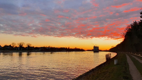 Ein Schiff passiert den NOK bei Sonnenuntergang. © Geertje Molzow Foto: Geertje Molzow