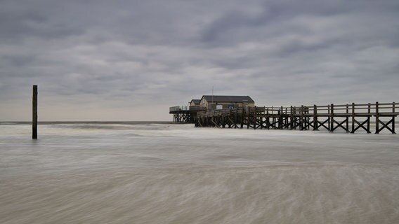 Langzeitbelichtung der Pfahlbauten in Sankt Peter-Ording. © Heiko Gläser Foto: Heiko Gläser