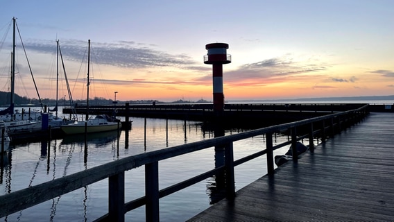 Sonnenaufgang am Hafen von Eckernförde. © Sabine Brandt Foto: Sabine Brandt