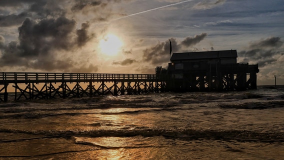 Sonnenuntergang am Strand von St. Peter-Ording. © Achim Otto Foto: Achim Otto