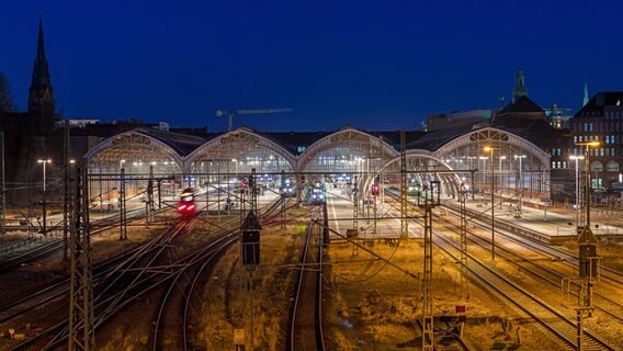 Der Hauptbahnhof in Lübeck bei Nacht. © Frank Müller Foto: Frank Müller