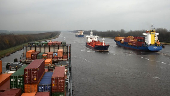Mehrere Schiffe durchqueren den Nord-Ostsee Kanal unter grauem Himmel. © Jens Buddrich Foto: Jens Buddrich