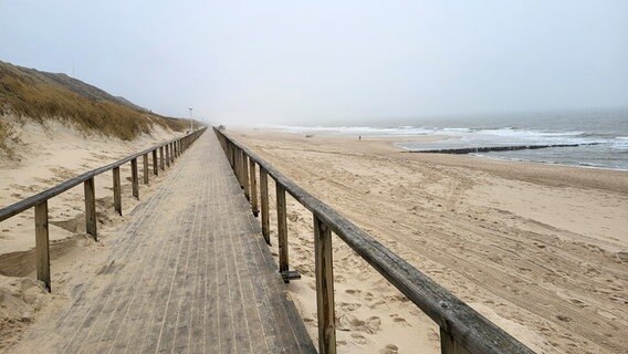 Menschenleere Promenade und Strand unter grauem Himmel auf Sylt. © Uwe Schmale Foto: Uwe Schmale