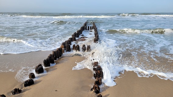 Die Wellen brechen am Strand von Westerland. © Hartmut Otto Foto: Hartmut Otto