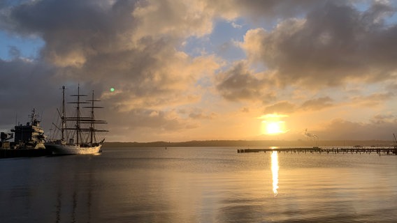 Der Sonnenaufgang an der Kiellinie in Kiel mit Blick auf die Gorch Fock. © Inis Jansen Foto: Inis Jansen