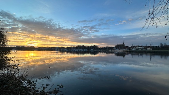 Obereiderhafen bei Rendsburg mit tiefstehender Sonne. © Lars Stange Foto: Lars Stange