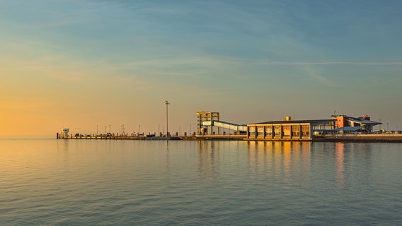 Sonnenuntergang beim Fährhafen von Dagebüll an der Nordsee. © Peter Kuhr Foto: Peter Kuhr