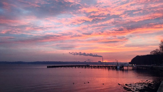 Der farbenfrohe Sonnenaufgang über der Kieler Förde. © Mathias Edlich Foto: Mathias Edlich