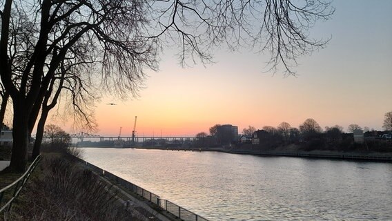 Der farbenfrohe Sonnenaufgang über dem Nord-Ostsee-Kanal. © Marita Volkmann Foto: Marita Volkmann